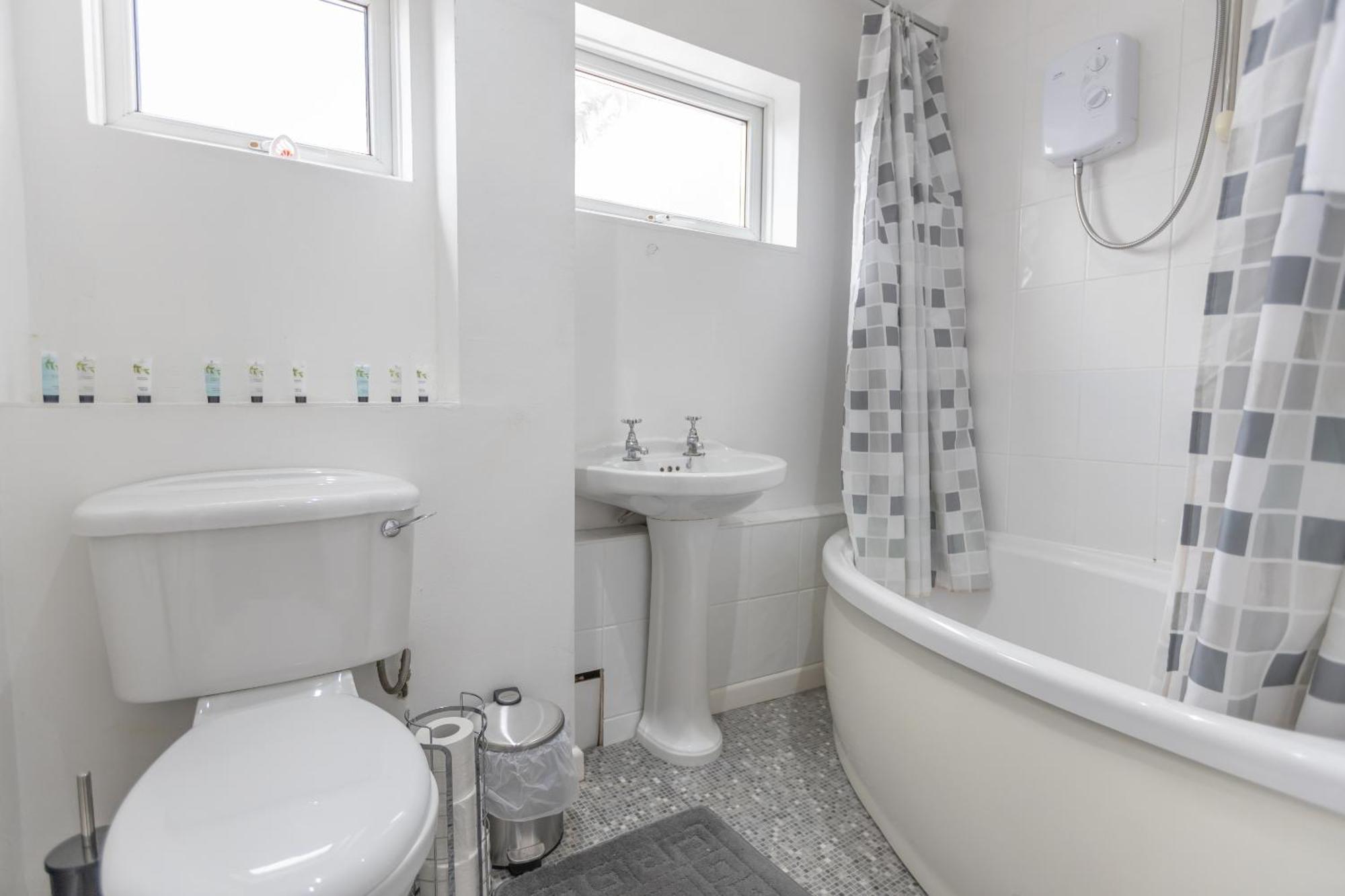 Opp B'Ham - Freshly Refurbished Walls And Carpets! Big Savings Booking 7 Days Or More! Apartment Marston Green Екстериор снимка